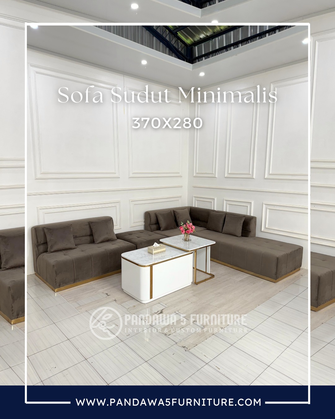 Sofa sudut mewah stainless dengan diselimuti kain bludru premium memberikan nuansa yang hangat d